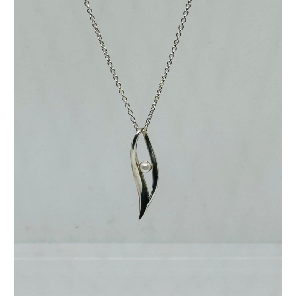 Kit Heath Sterling Pearl Leaf Pendant Necklace KH 18" - Picture 2 of 8